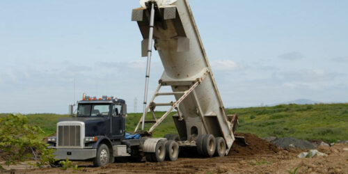 Choosing between an end and side dump trailer