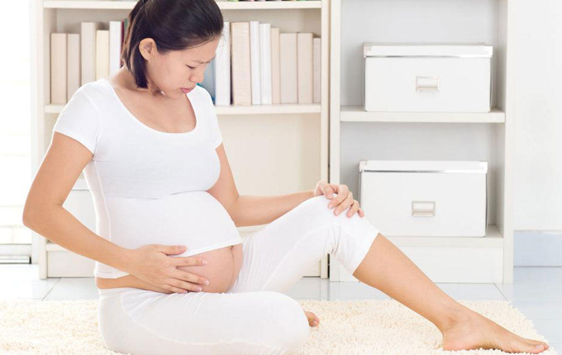 How to deal with swollen ankles and feet during pregnancy